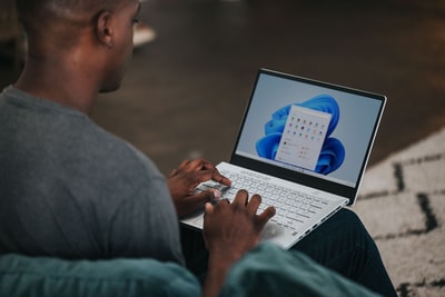 man in gray long sleeve shirt using macbook air